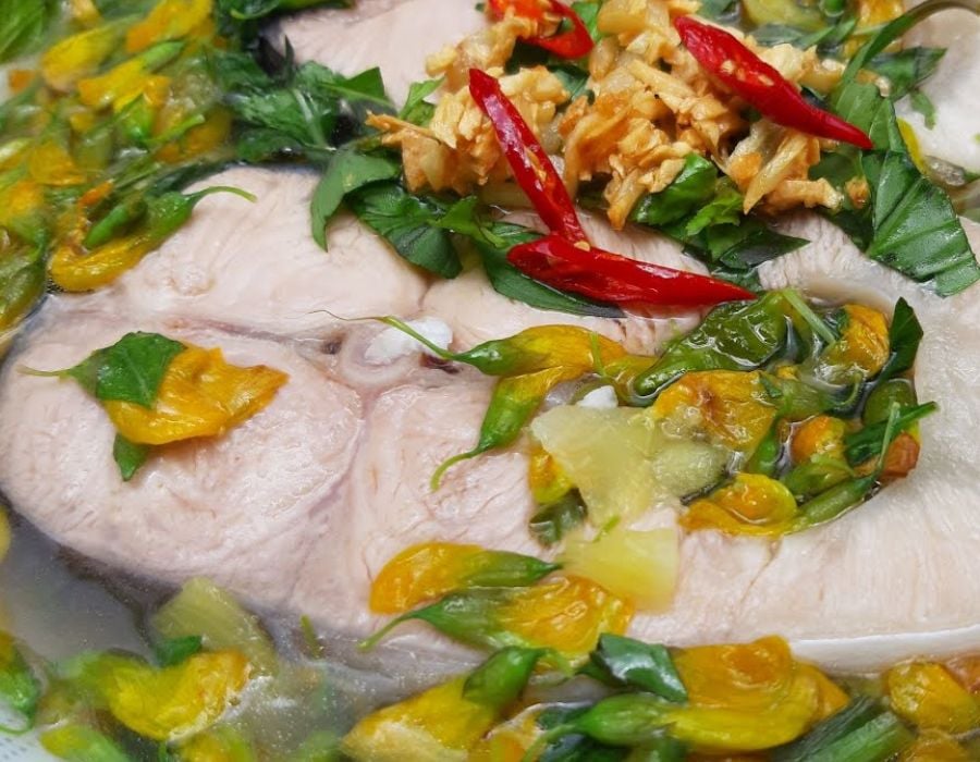 Cho cá vào nồi canh và đợi canh sôi nấu chín cá