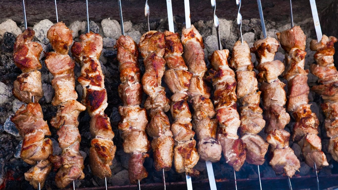 Nướng thịt xiên trên bếp than