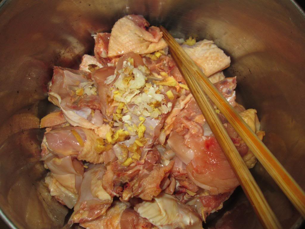 Sơ chế nguyên liệu cho gà nấu nấm
