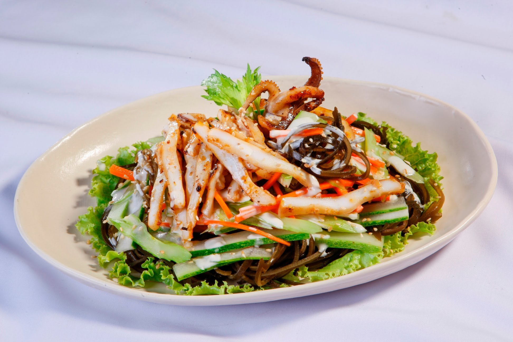 Salad mực là sự kết hợp hoàn hảo giữa mực giòn ngọt, rau củ tươi mát và nước sốt chua ngọt
