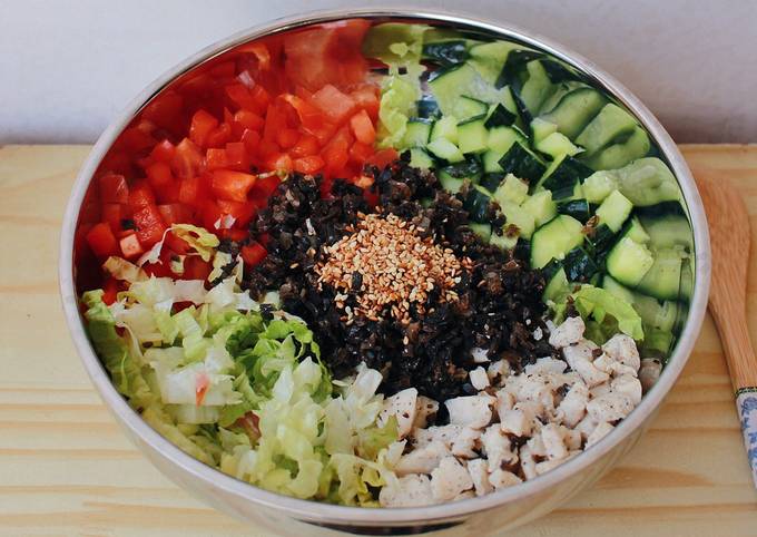trộn đều các nguyên liệu làm salad ức gà