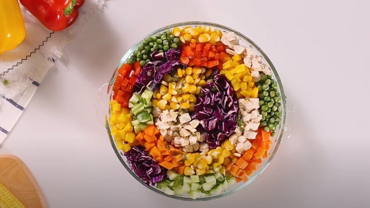 Salad cầu vồng là món ăn không chỉ hấp dẫn về màu sắc mà còn cân bằng dinh dưỡng