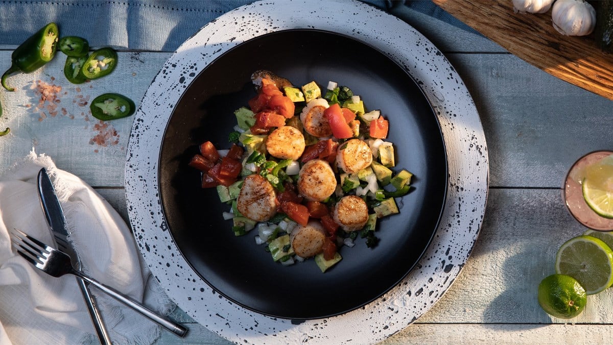 Salad sò điệp là sự kết hợp tinh tế giữa sò điệp, rau củn và nước sốt chua ngọt