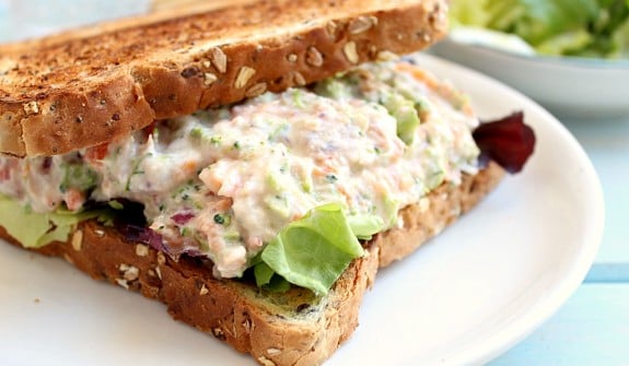Sandwich cá ngừ sốt mayonnaise