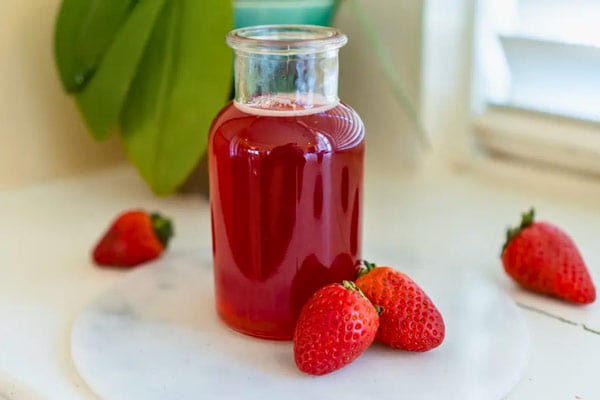 Siro dâu tây ngâm đường với màu đỏ bắt mắt và hương vị khó cưỡng