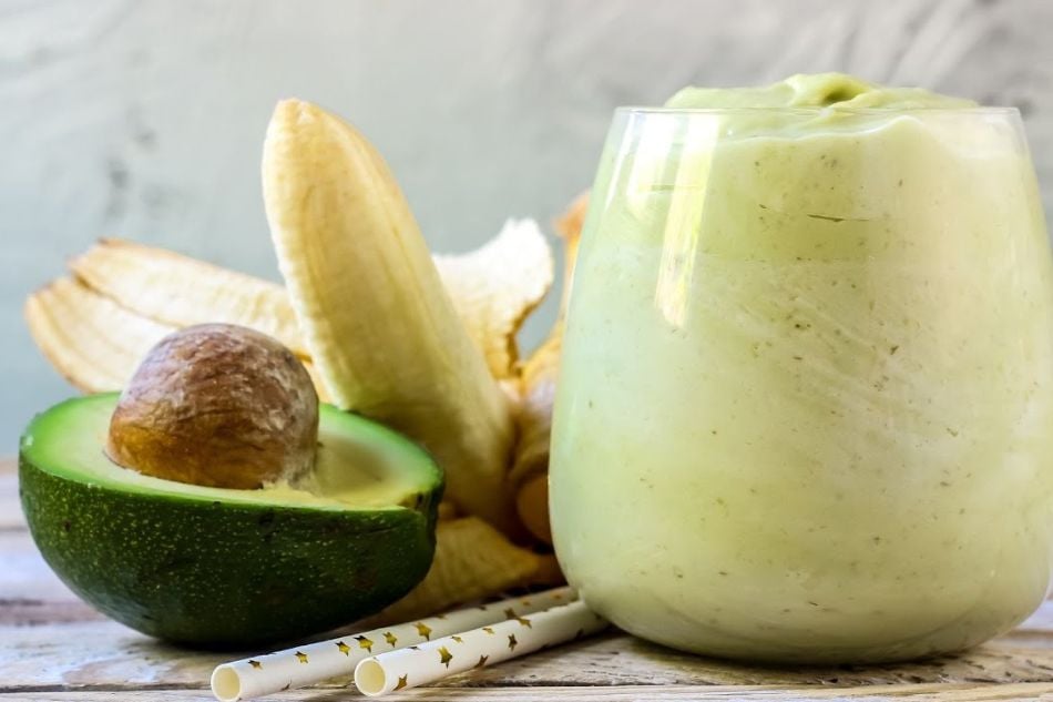 Smoothie chuối, bơ, yến mạch