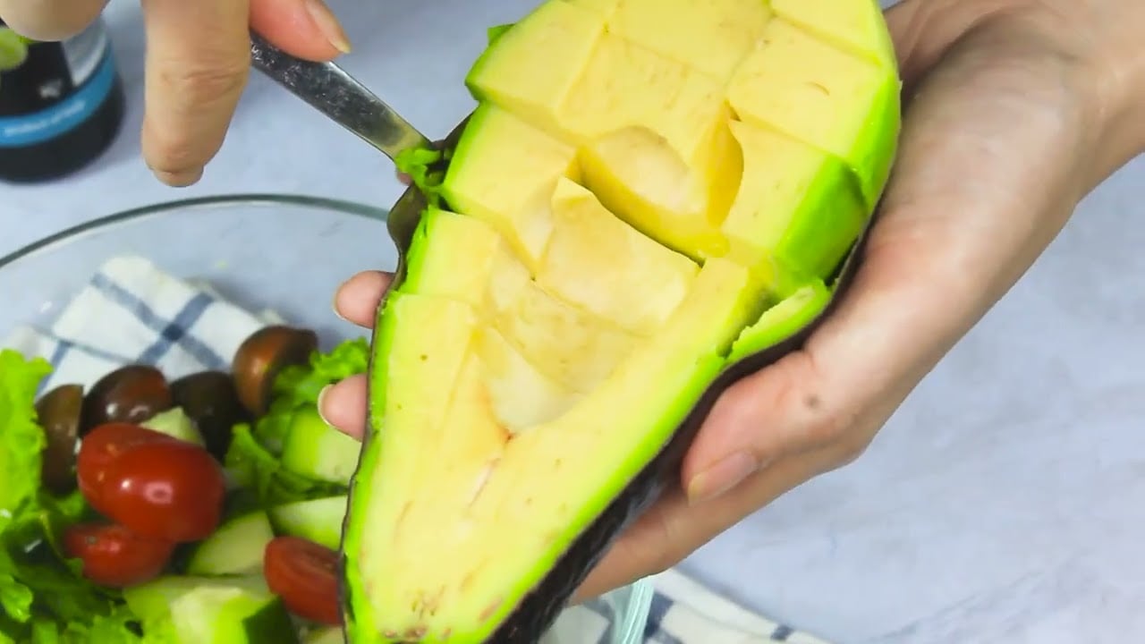 sơ chế bơ làm salad