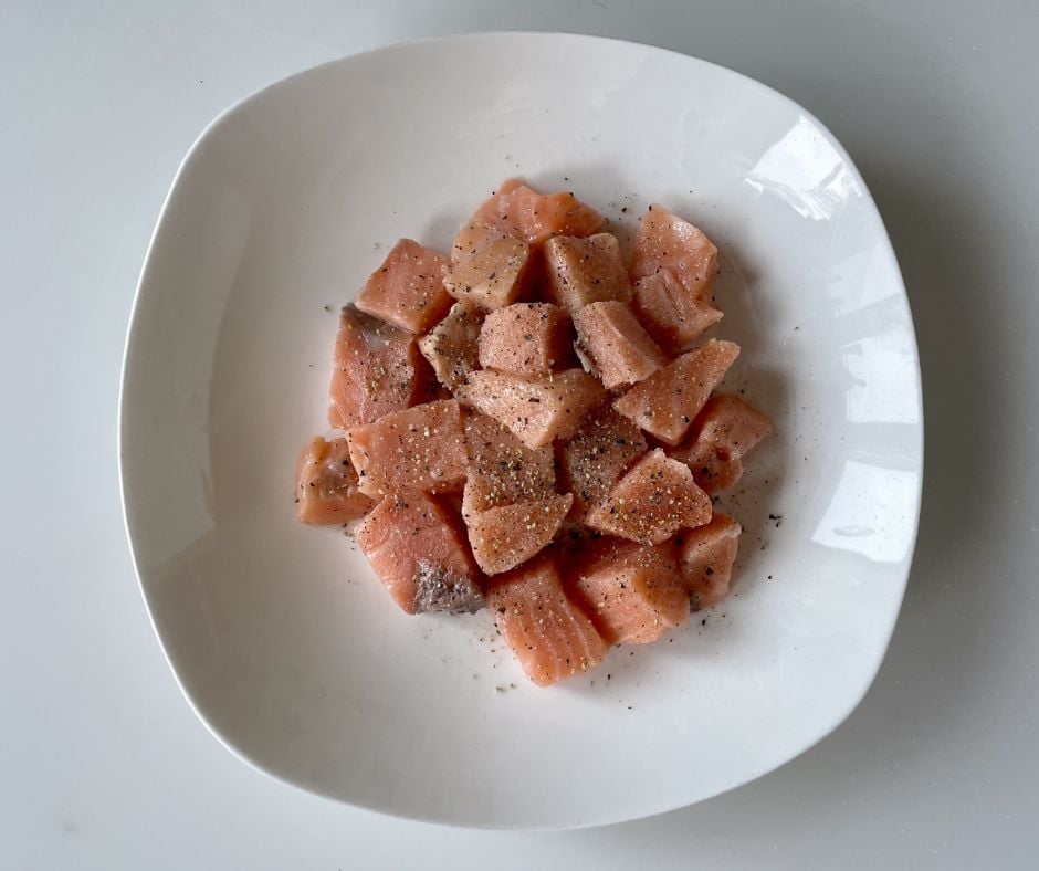 Sơ chế cá hồi làm salad