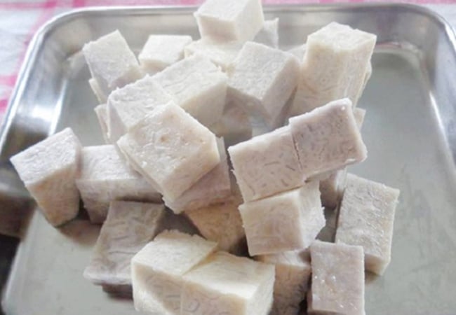 Sơ chế khoai môn làm chè khoai môn