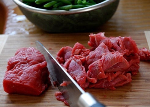 Sơ chế thịt bò làm gỏi bò tái chanh