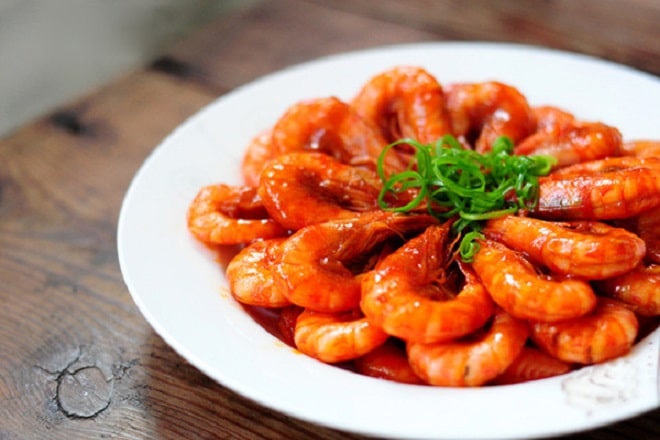 Tôm rim mặn ngọt là món mặn ăn cơm đậm đà, vị hài hòa