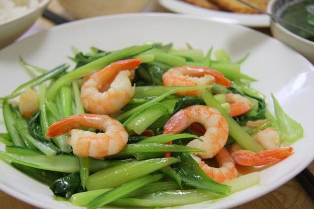 tôm xào hành cần là món mặn ăn cơm thanh nhẹ nhưng vẫn đầy đủ dinh dưỡng