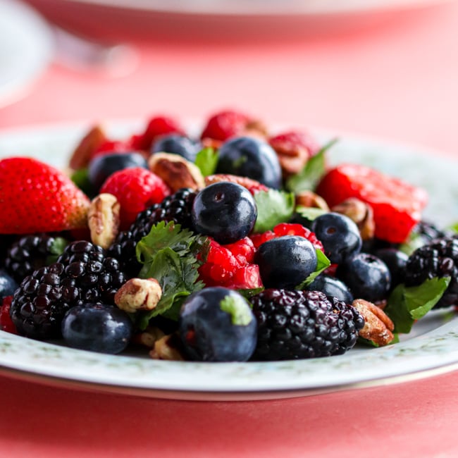 Rửa sạch các loại trái cây làm salad berry mix