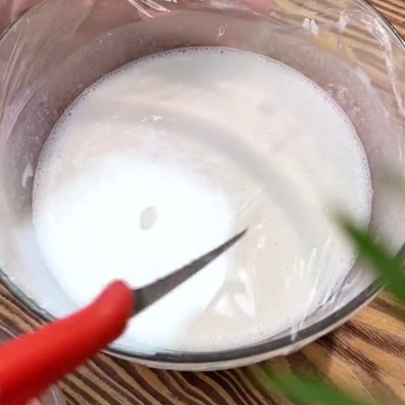 Trộn bột làm bánh Mochi Trái Cây chấm kem sữa