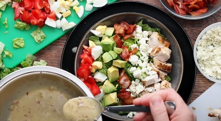 trộn đều nguyên liệu làm cobb salad