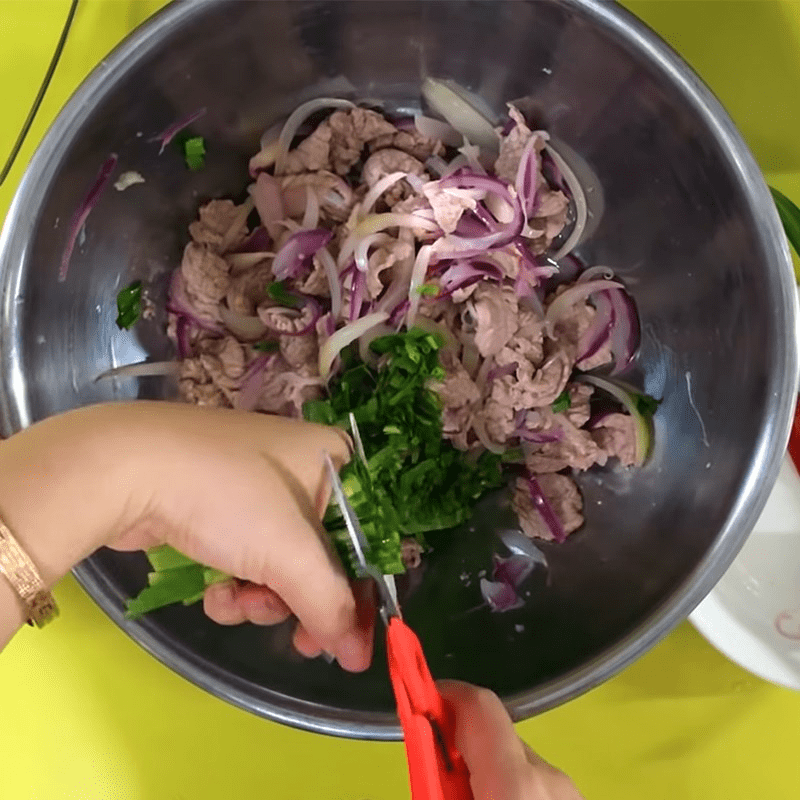 Trộn gỏi bò bóp thấu