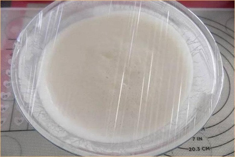 ủ bột làm món bánh bò nước cốt dừa