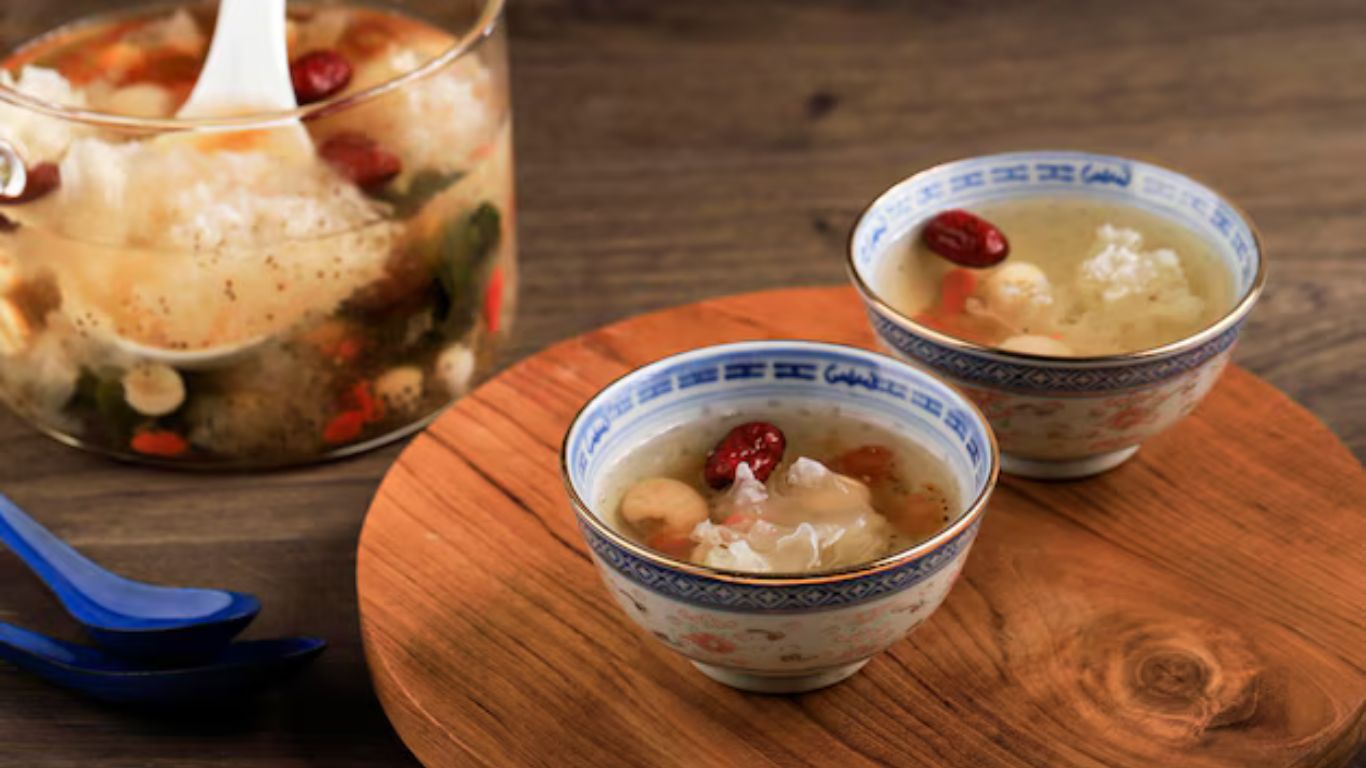 Thưởng thức yến chưng nước dừa