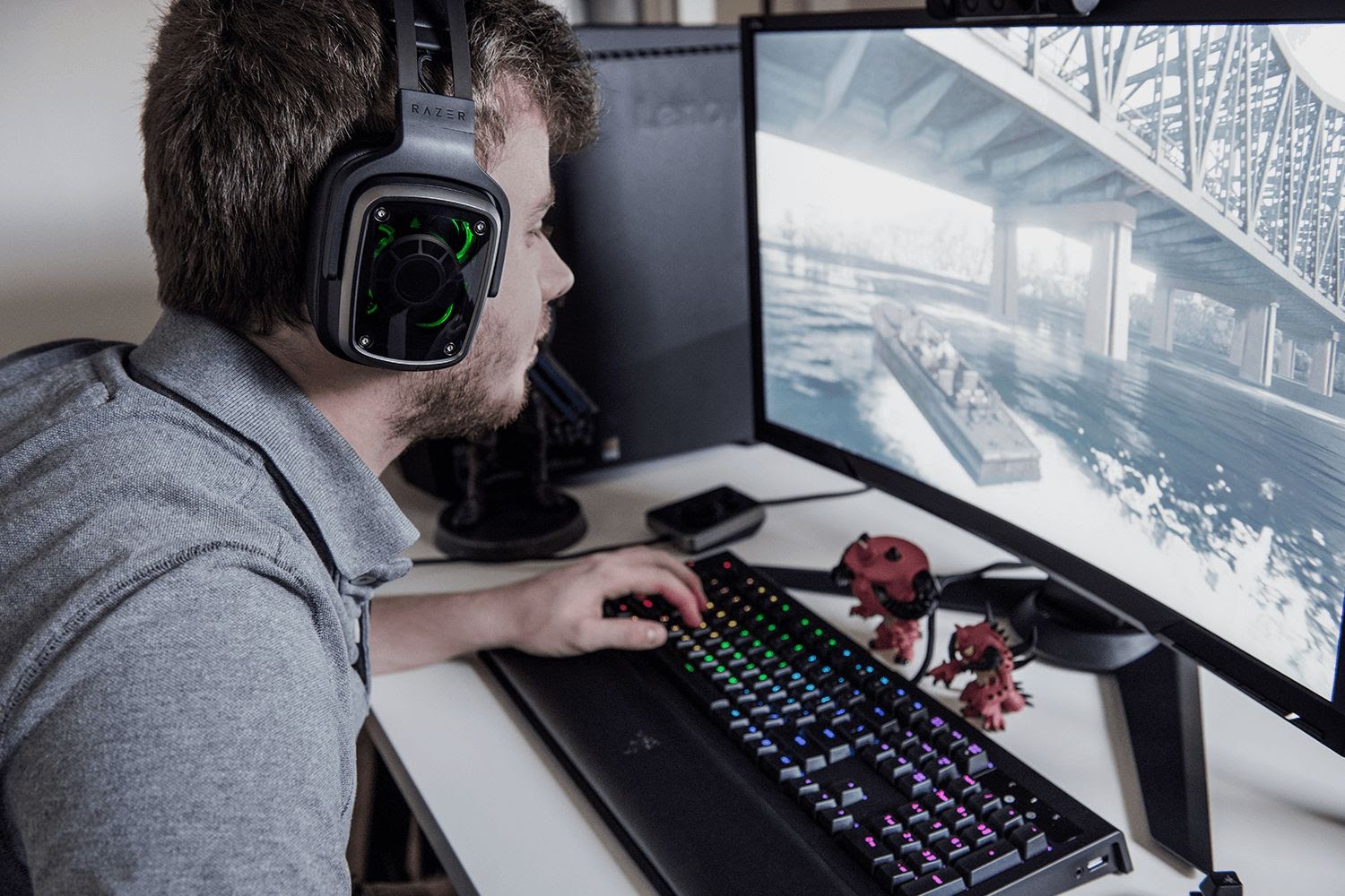 Đời sinh viên còn gì tuyệt vời hơn là có đứa bạn cùng phòng cũng là game thủ