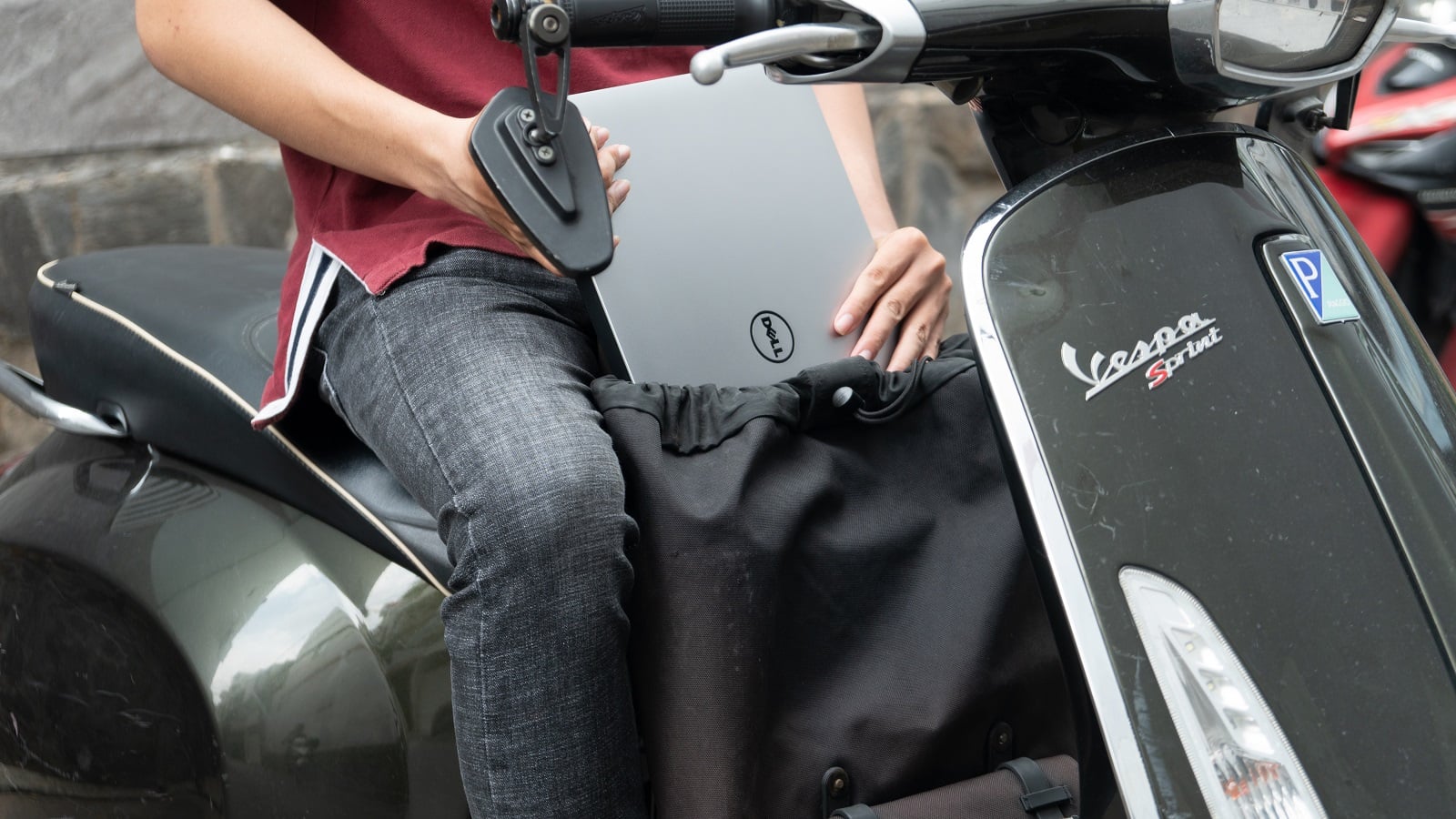 Chạy xe máy thì nên để laptop ở đâu?