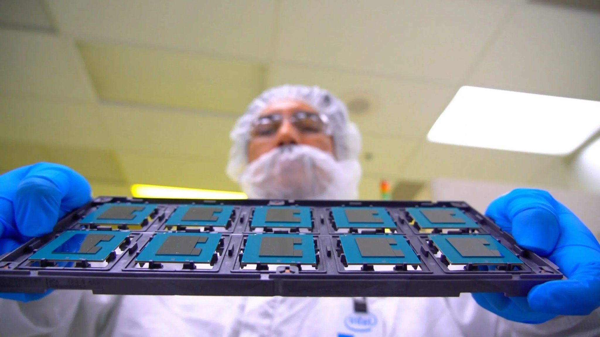 Hé lộ khả năng Intel sẽ trở lại vị trí dẫn đầu ngành sản xuất chip bán dẫn trong năm 2025