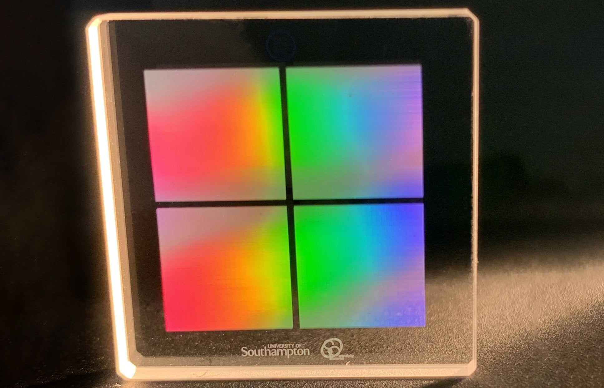 Công nghệ lưu trữ quang 5D giúp chứa 500 TB dữ liệu vào đĩa kính bé như 1 chiếc CD