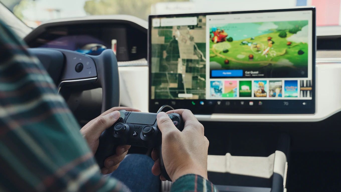 Vì phía trước tay lái là sự sống, Tesla ngăn cản tài xế chơi game khi lái xe