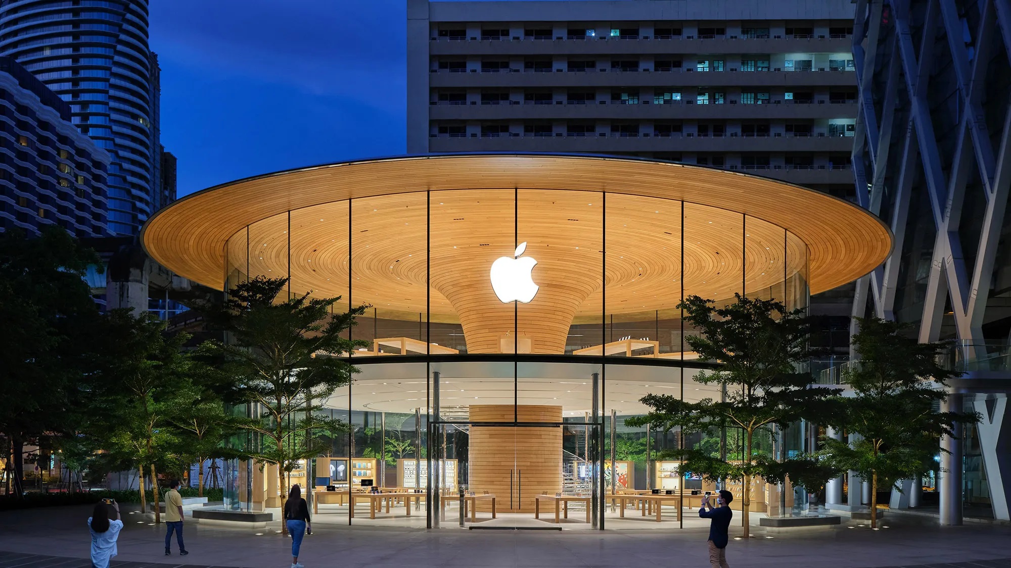 Vừa mới bước ra khỏi Apple Store, 1 thánh nhọ đã bị cuỗm mất 125 chiếc iPhone 13 trị giá gần 100.000 đô