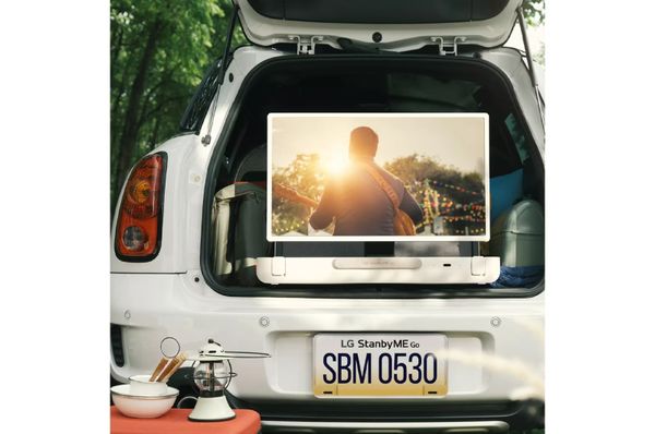LG quăng nguyên cái TV thông minh vào trong vali để người dùng tiện mang đi muôn nơi
