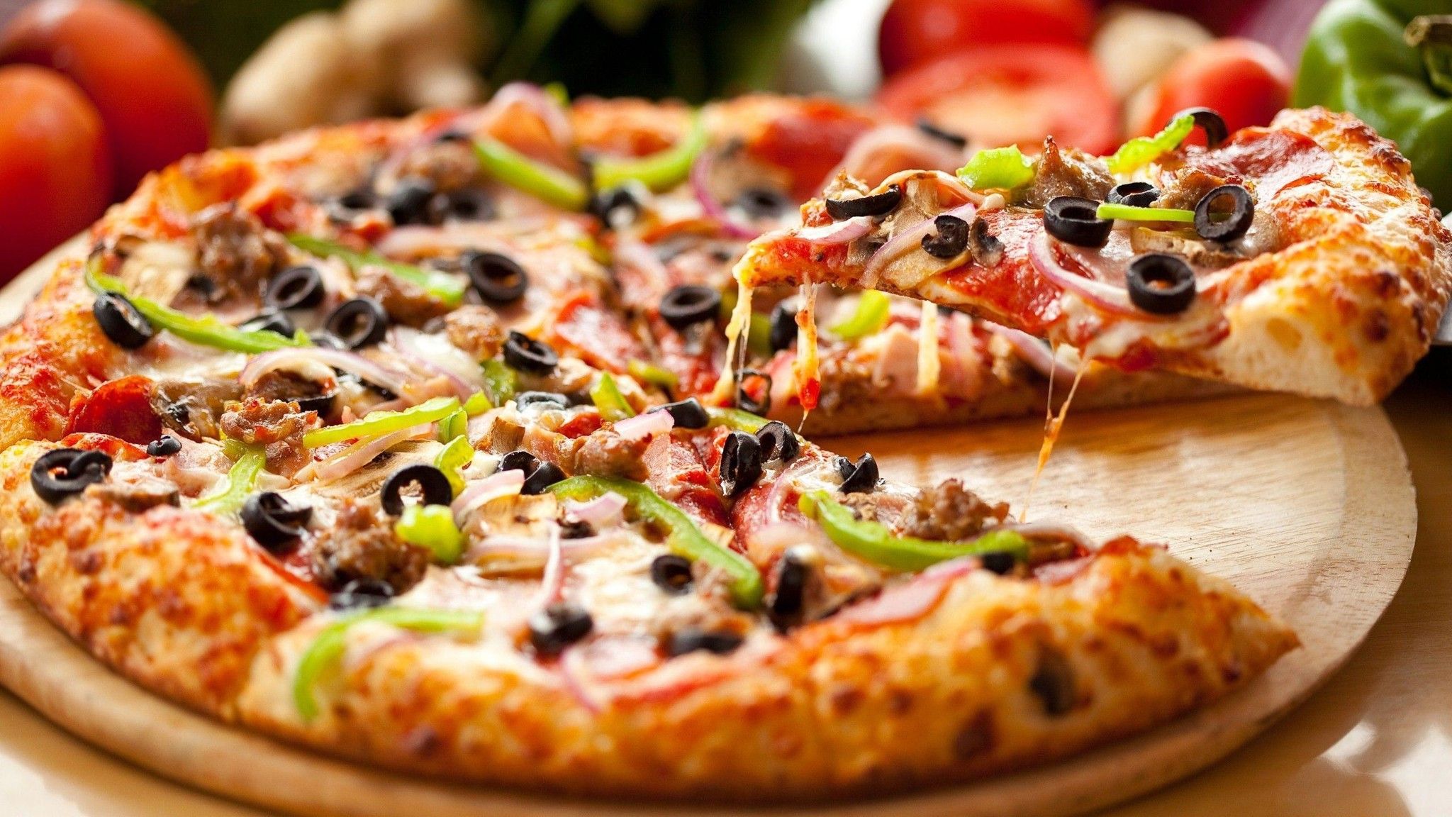 Vì sao bánh pizza hình tròn nhưng lại bỏ trong hộp hình vuông và cắt theo hình tam giác?