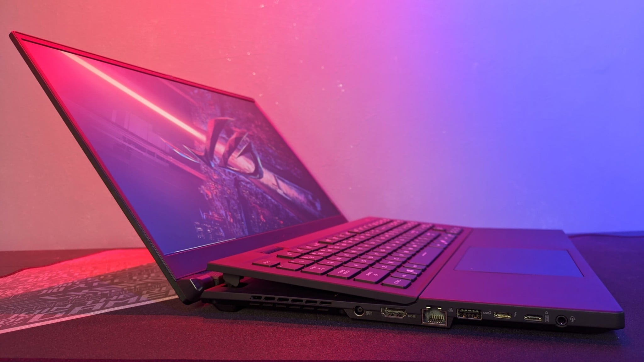 ASUS ROG ra mắt laptop gaming Zephyrus S17 bản 2021- Cấu hình siêu khỏe, loa siêu đỉnh và bàn phím quang học tự nghiêng