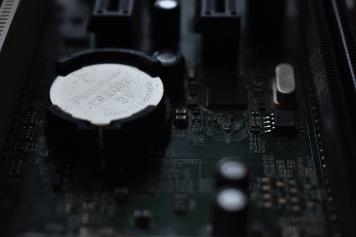 Lý do vì sao máy tính cắm điện nhưng vẫn cần viên pin nhỏ trên mainboard