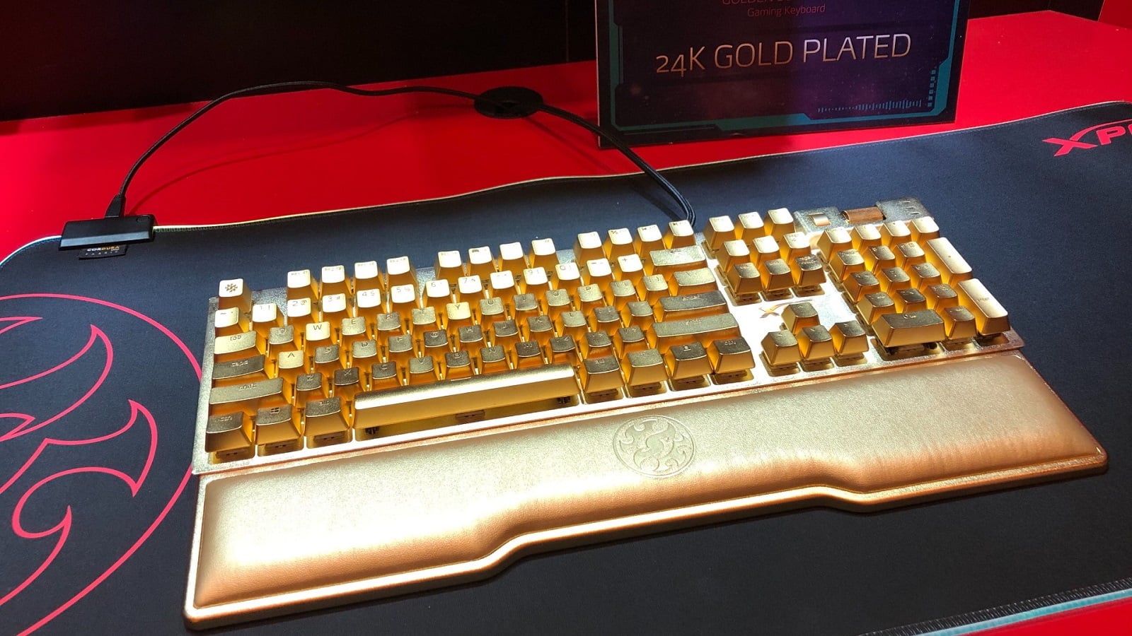 [CES 2020] Đây là chiếc bàn phím mạ vàng 24K giá 10.000 đô được trao tặng cho hoàng tử Ả Rập Xê Út