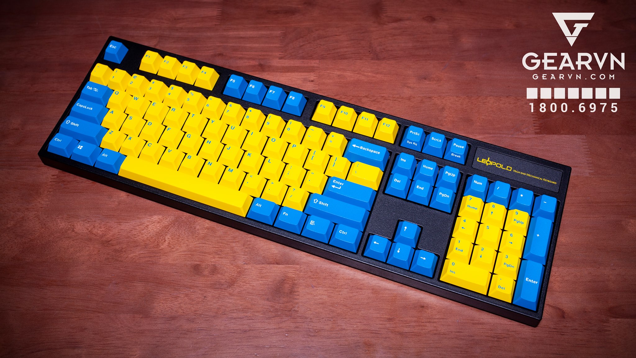 Trên tay bàn phím cơ Leopold FC900R PD