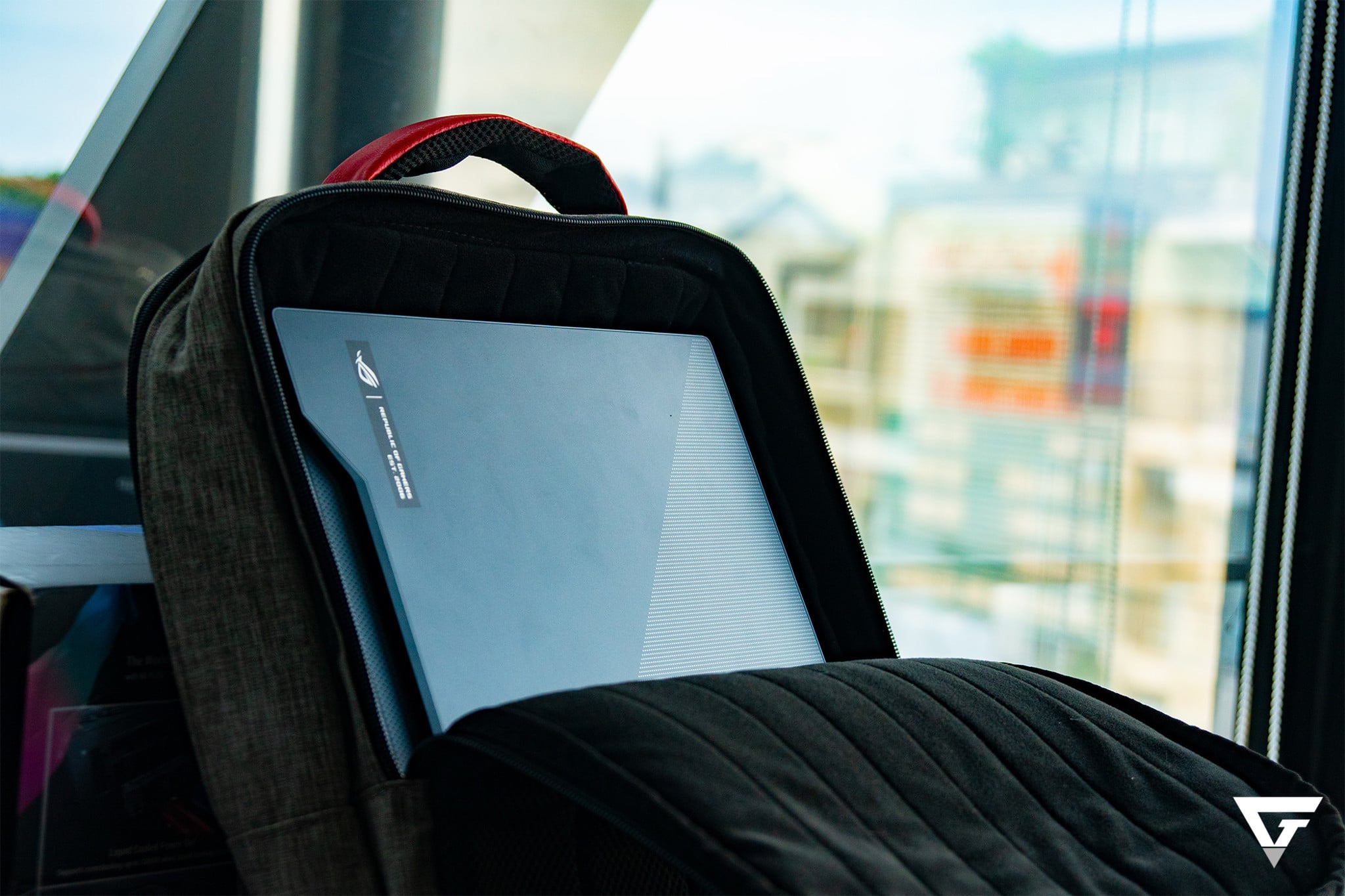 Mẹo ứng phó khi mang laptop mà gặp trời mưa
