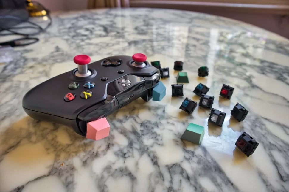 Vì không thể leo rank nên một game thủ tài năng đã thay nút cò Xbox bằng switch Cherry MX Blue