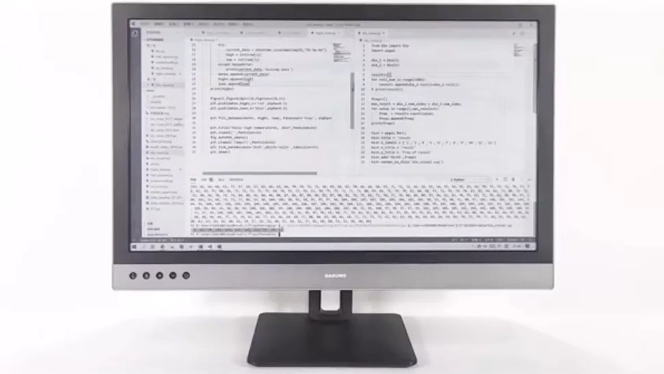 Màn hình máy tính trắng đen xuất hiện giữa thế giới hiện đại