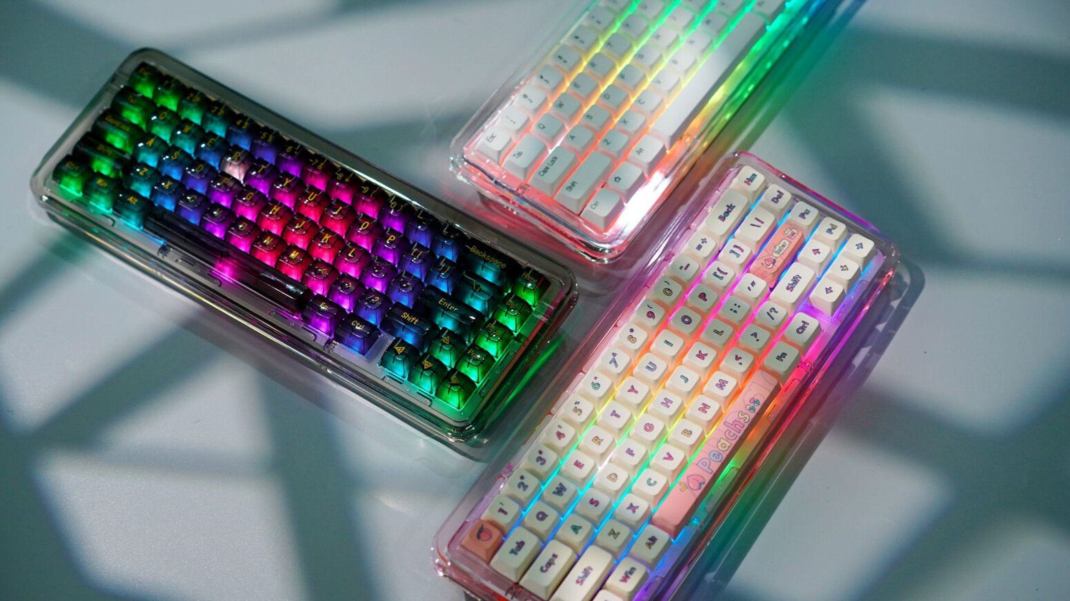 Xuất hiện bàn phím cơ full acrylic trong suốt như pha lê, có hot swap và LED RGB 2 mặt hẳn hoi