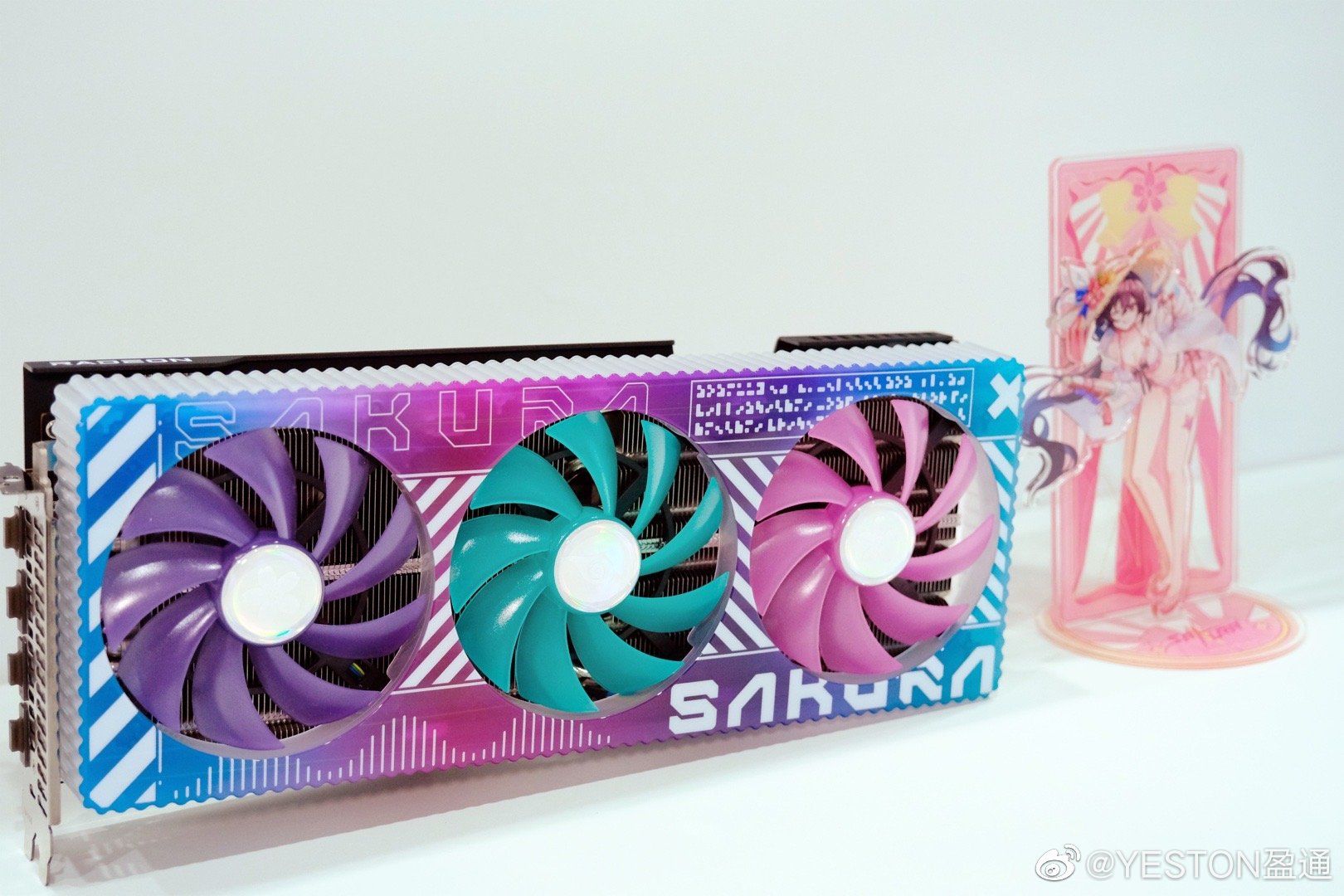 Radeon RX 7900 Sakura - Chiếc card đồ họa đầy màu sắc kèm standee hình waifu xinh xắn đáng yêu