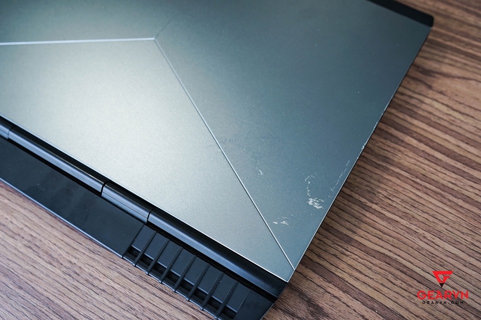 Ngày xưa laptop xước tí là nhói lòng, giờ quen rồi trầy te tua cũng thấy bình thường