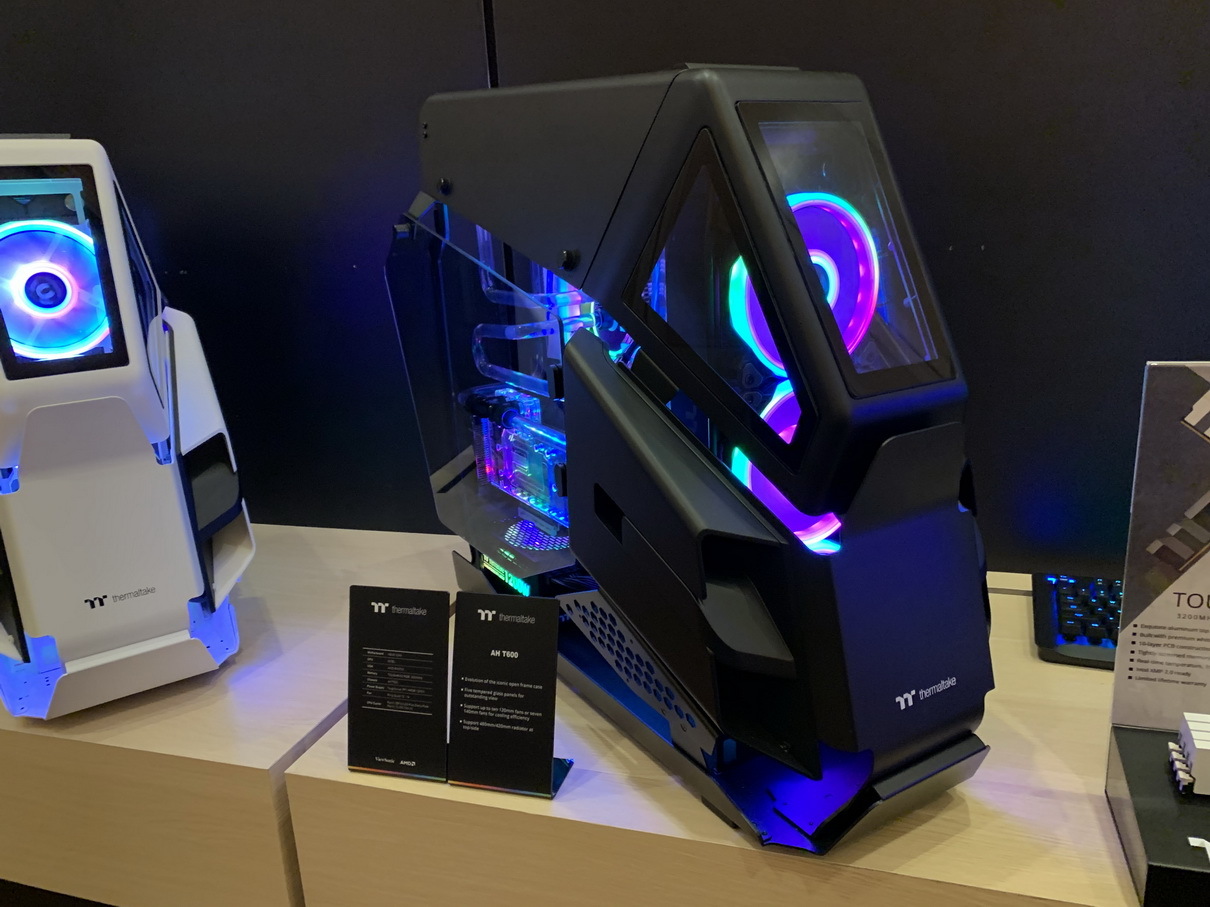 [CES 2020] Thermaltake ra mắt thùng máy AH T600 Full-Tower phong cách máy bay chiến đấu cực hầm hố
