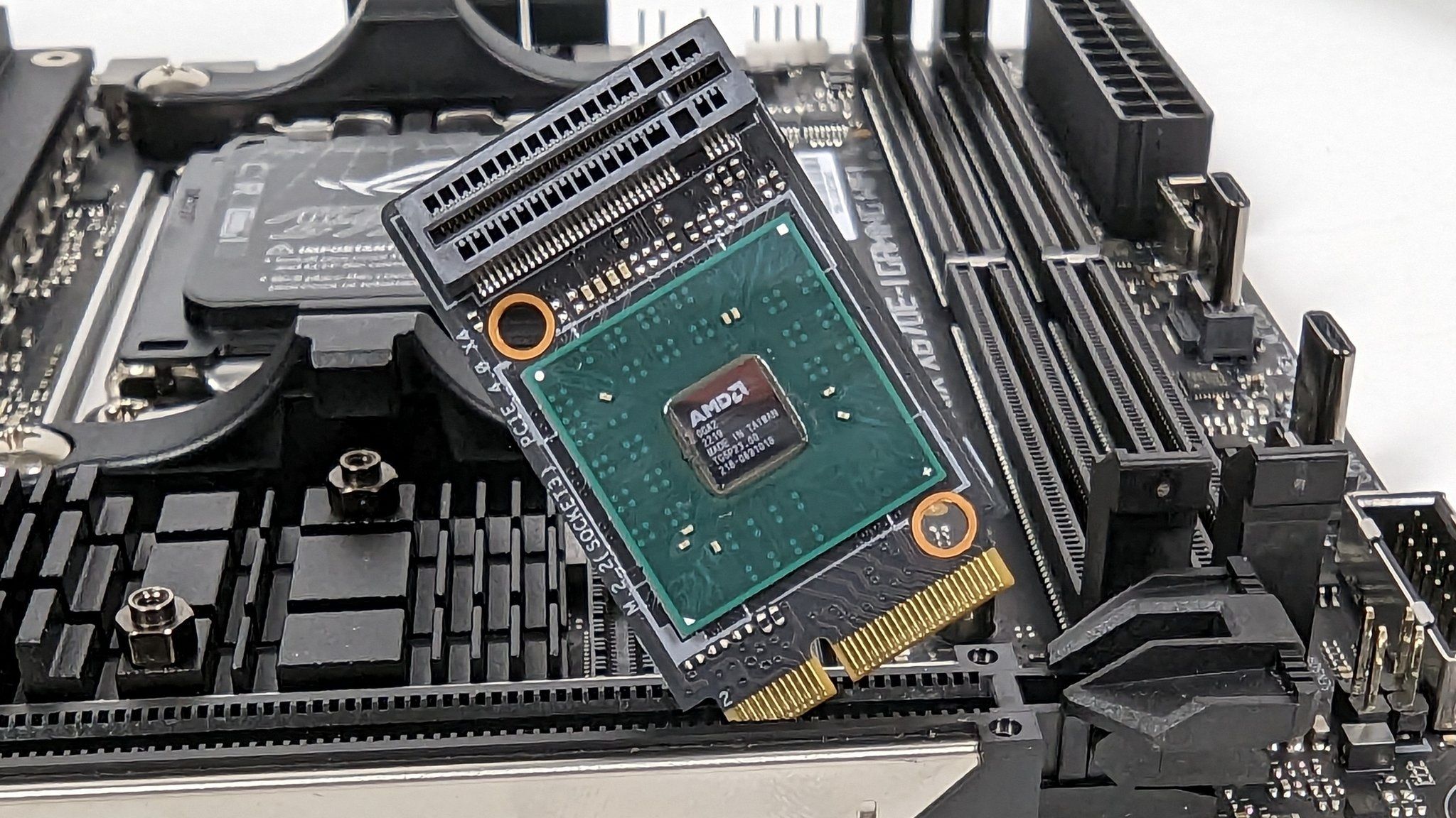 Xuất hiện bo mạch chủ ASUS ROG X670E-I gắn chipset trên… card PCIe để có thân hình nhỏ gọn