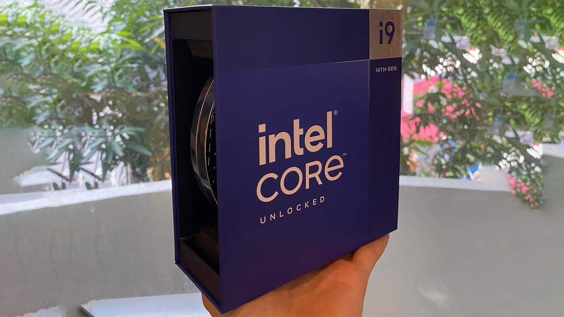 Lộ hộp Intel Core i9-14900K màu xanh nhìn… y chang Core i9-13900K