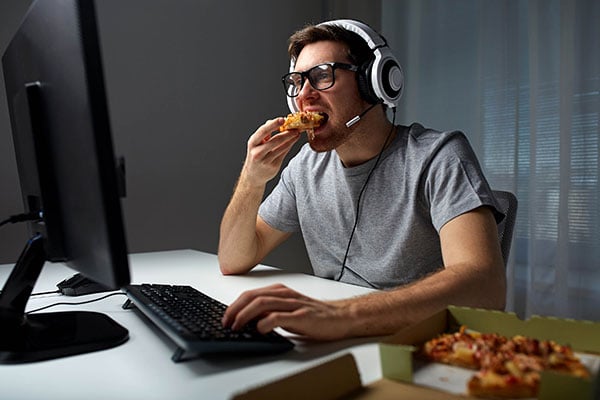 Vừa ăn vừa chơi game đúng là phê thật đấy, nhưng mà nên bỏ ngay nha anh em