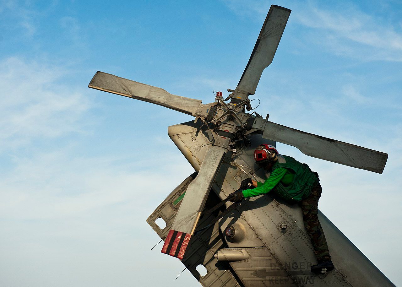 Vì sao đuôi của nhiều mẫu máy bay trực thăng có cánh quạt trong khi số khác thì không?