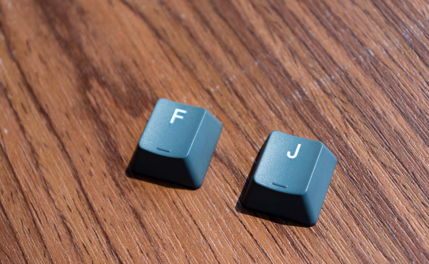 Phím F và J luôn có gờ để nhận biết, và đây là lý do mà chúng xuất hiện