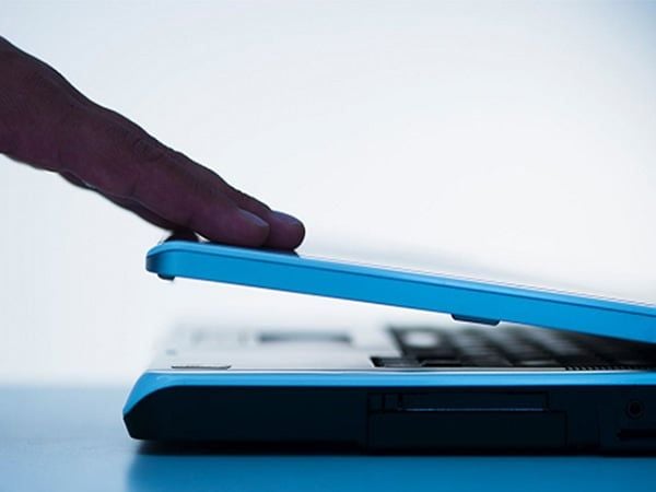 Hướng dẫn gập màn hình laptop mà không tắt máy