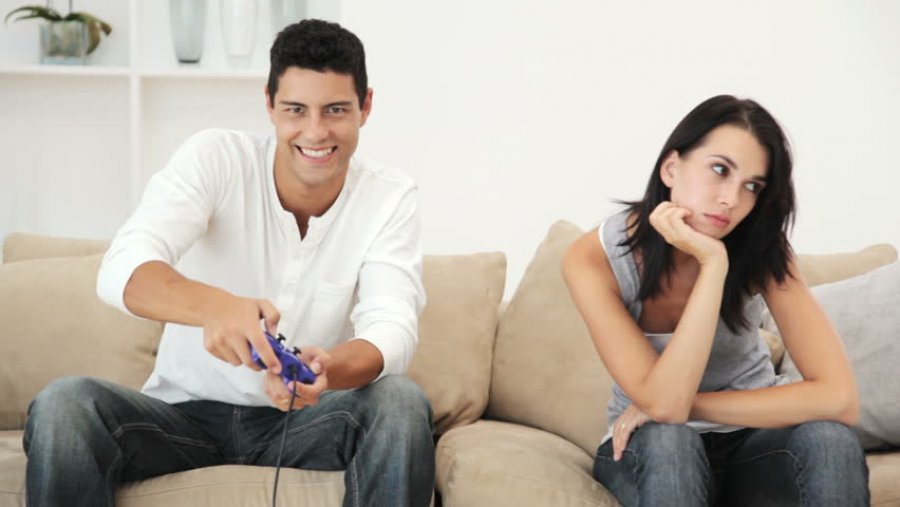 Vì sao con gái thường không thích bạn trai mình chơi game?