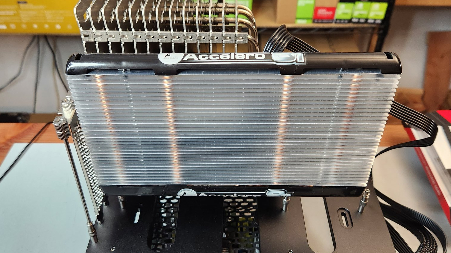 Đây là cái tản nhiệt thụ động 15 năm tuổi, và nó giúp card Intel Arc A380 chạy êm ru