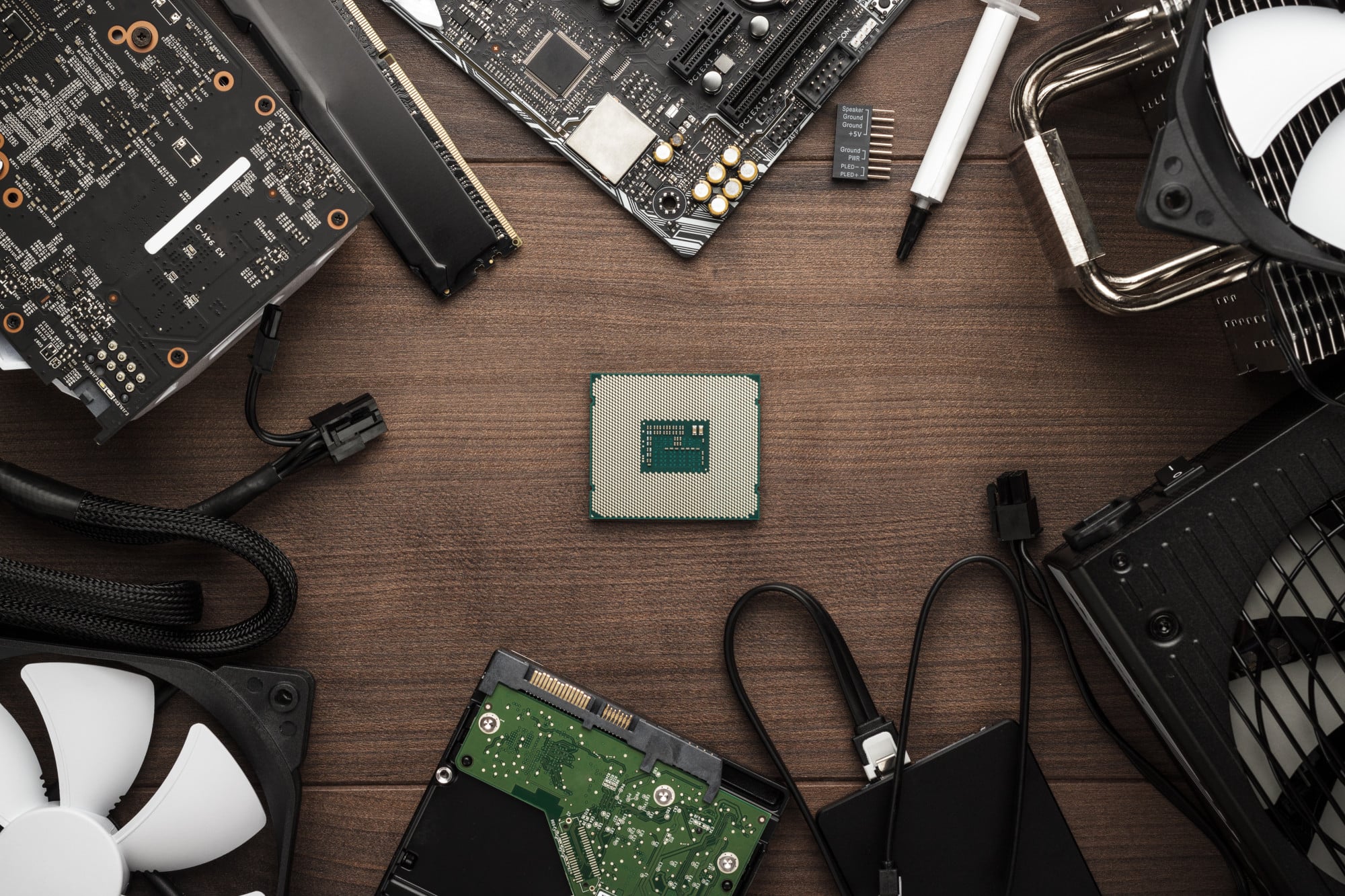 Bất chấp hàng loạt linh kiện đang thiếu hụt, mỗi ngày vẫn có đến 1 triệu chiếc PC được bán ra
